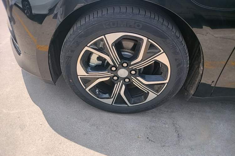 Used Hongqi E-QM5 2021 Charging T3 Version 5 Seats Left Front Wheel Hub