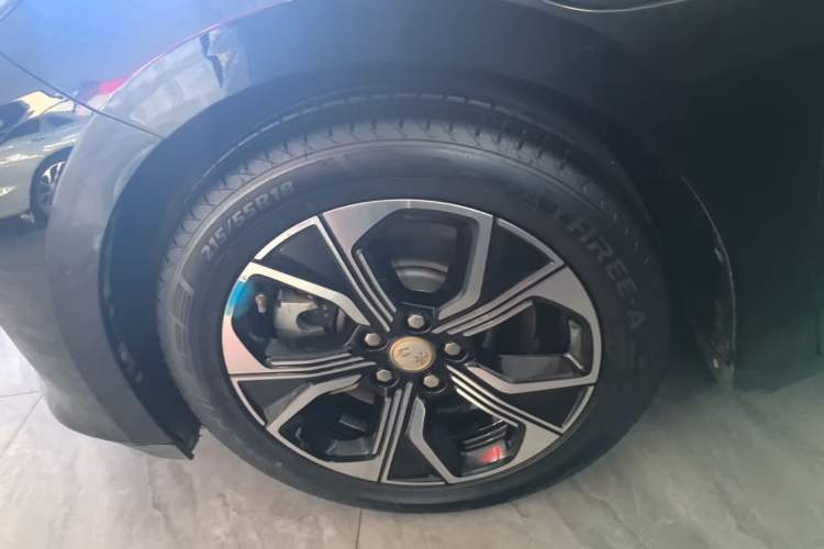 Used Hongqi E-QM5 2021 Online Booking Charging Basic Edition 4 Seats Left Front Wheel Hub