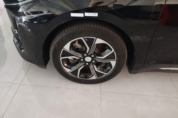 Used Hongqi E-QM5 2021 Charging T3 Version 5 Seats Left Front Wheel Hub