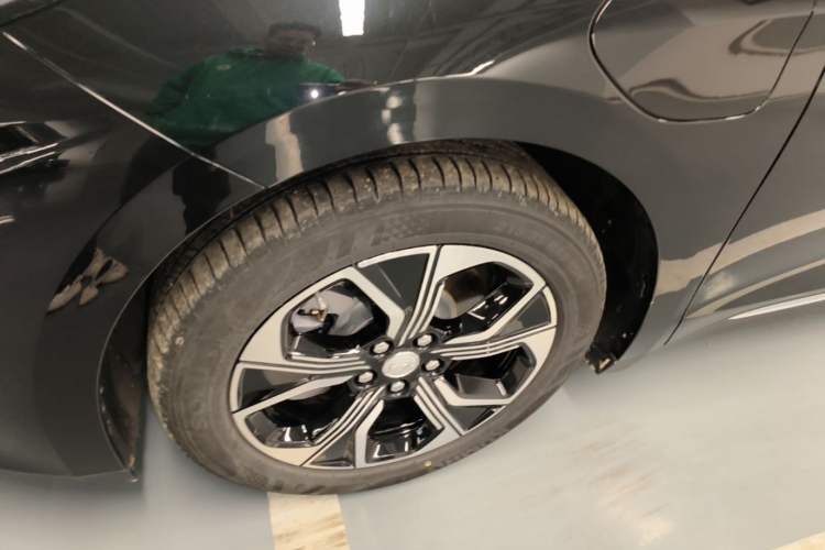 Used Hongqi E-QM5 2021 Online Booking Charging Basic Edition 5 Seats Left Front Wheel Hub