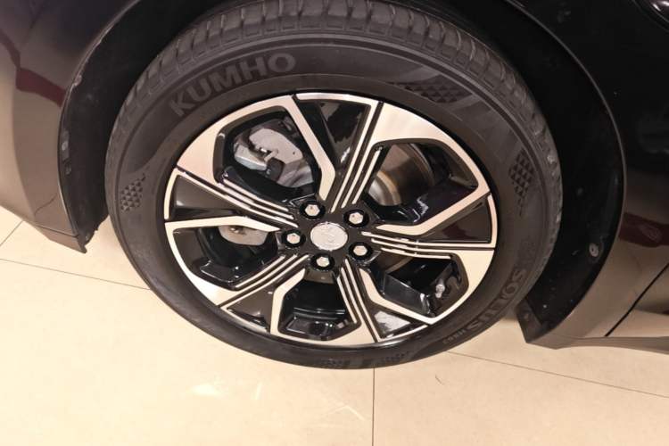 Used Hongqi E-QM5 2021 Charging Version Flagship Edition Left Front Wheel Hub
