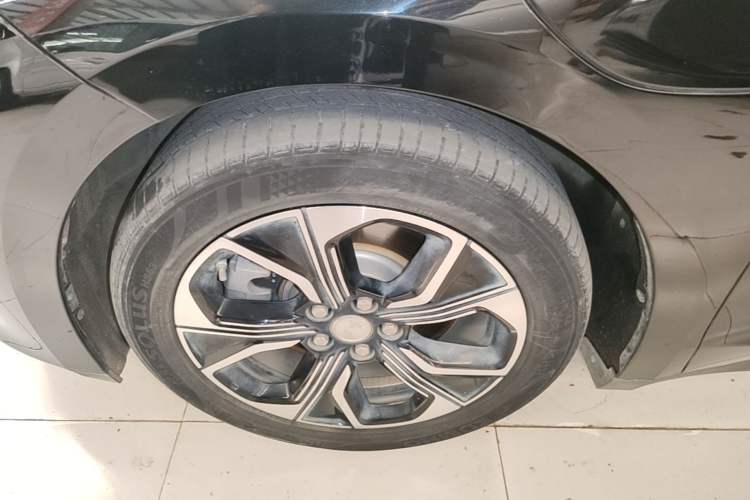 Used Hongqi E-QM5 2021 Online Booking Charging Basic Edition 5 Seats Left Front Wheel Hub