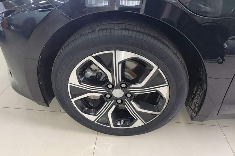 Used Hongqi E-QM5 2021 Online Booking Charging T3 Edition 5-Seater Left Front Wheel Hub