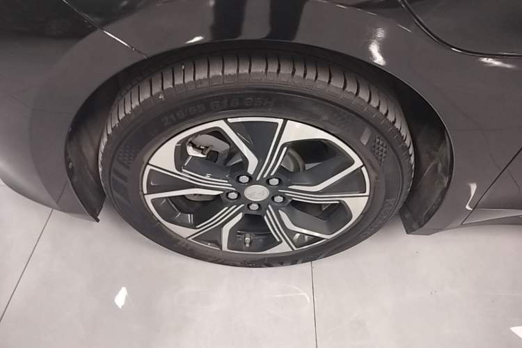 Used Hongqi E-QM5 2021 Charging Version Flagship Edition Left Front Wheel Hub