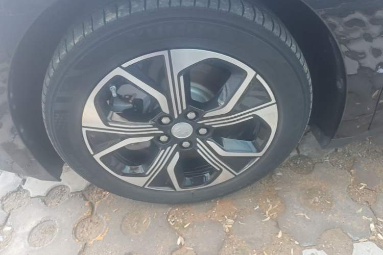 Used Hongqi E-QM5 2021 Online Booking Charging Basic Edition 5 Seats Left Front Wheel Hub