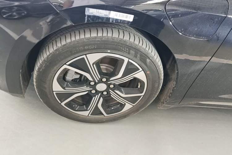 Used Hongqi E-QM5 2021 Charging Version Flagship Edition Left Front Wheel Hub