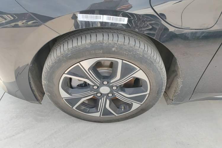 Used Hongqi E-QM5 2021 Charging Version Flagship Edition Left Front Wheel Hub