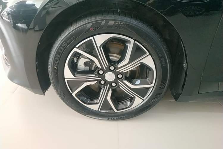 Used Hongqi E-QM5 2021 Online Booking Charging T3 Edition 5-Seater Left Front Wheel Hub