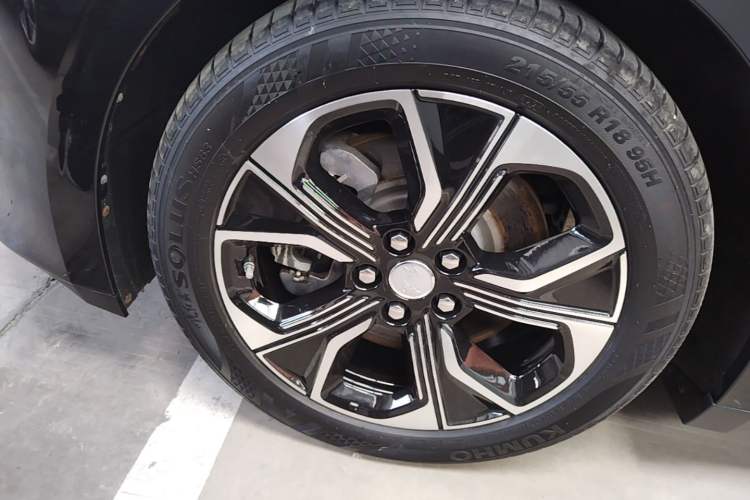 Used Hongqi E-QM5 2021 Charging Version Flagship Edition Left Front Wheel Hub
