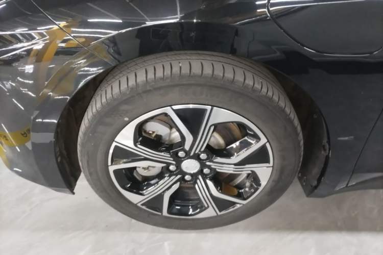 Used Hongqi E-QM5 2021 Online Booking Charging T3 Edition 5-Seater Left Front Wheel Hub