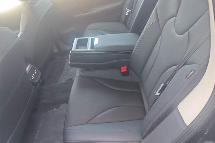 Used Hongqi E-QM5 2021 Online Booking Charging Basic Edition 5 Seats Left Rear Seat