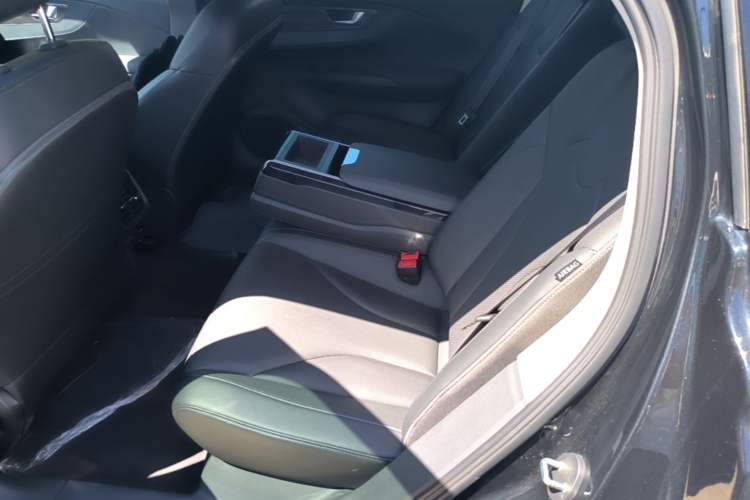 Used Hongqi E-QM5 2021 Online Booking Charging Basic Edition 5 Seats Left Rear Seat