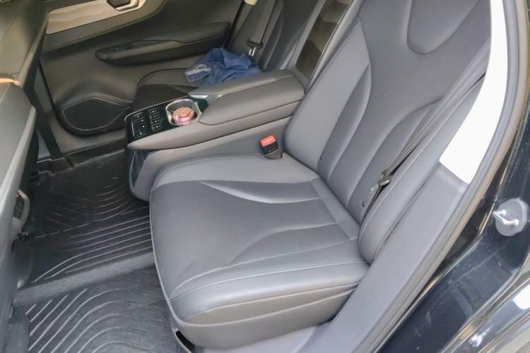 Used Hongqi E-QM5 2021 Online Booking Charging Basic Edition 4 Seats Left Rear Seat