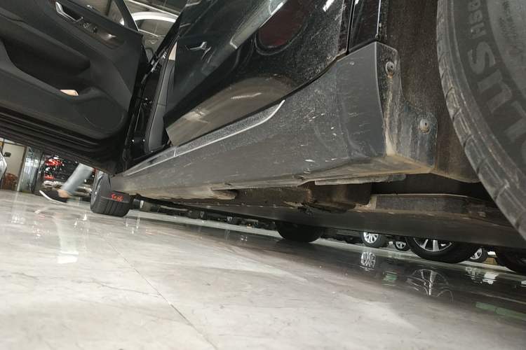 Used Hongqi E-QM5 2021 Charging Version Flagship Edition Left Side Sill