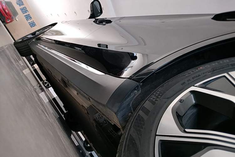 Used Hongqi E-QM5 2021 Charging Version Flagship Edition Left Side Sill