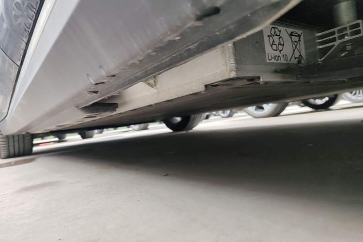 Used Hongqi E-QM5 2021 Charging Version Flagship Edition Left Side Sill