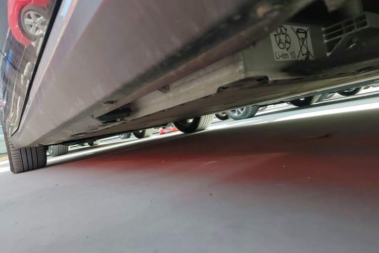 Used Hongqi E-QM5 2021 Charging Version Flagship Edition Left Side Sill