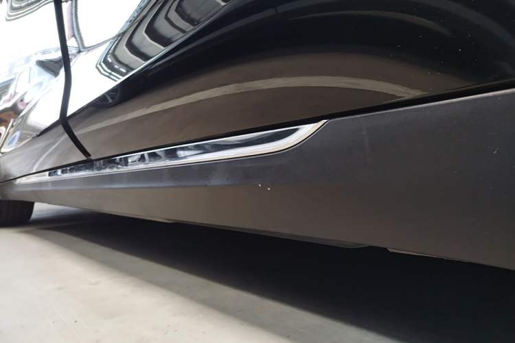 Used Hongqi E-QM5 2021 Charging Version Flagship Edition Left Side Sill