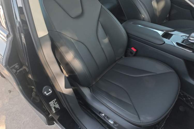 Used Hongqi E-QM5 2021 Charging Version Flagship Edition Right Front Seat