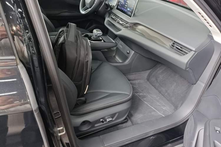 Used Hongqi E-QM5 2021 Charging Version Flagship Edition Right Front Seat