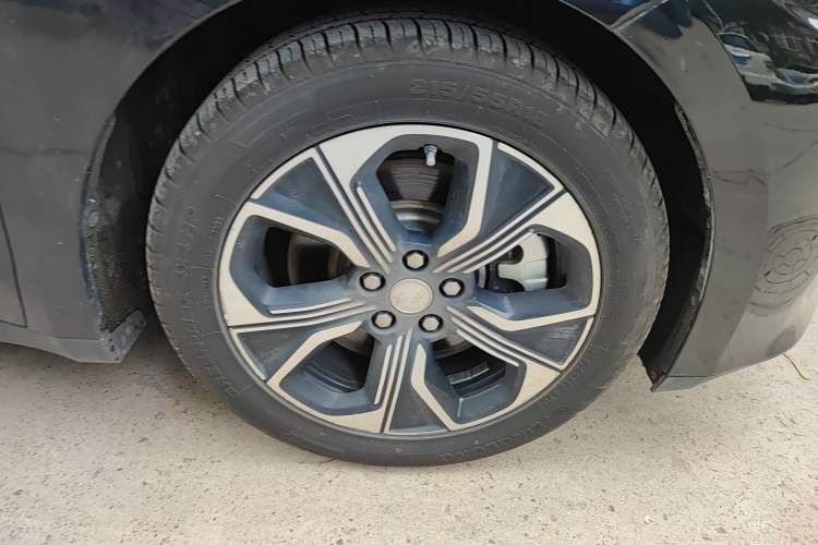 Used Hongqi E-QM5 2021 Charging Flagship Edition Right Front Wheel Hub