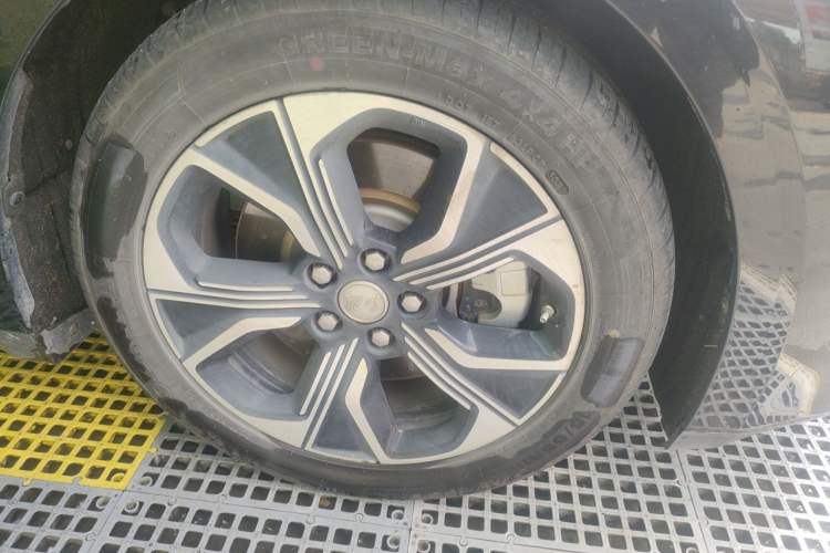 Used Hongqi E-QM5 2021 Online Booking Charging T3 Edition 5-Seater Right Front Wheel Hub