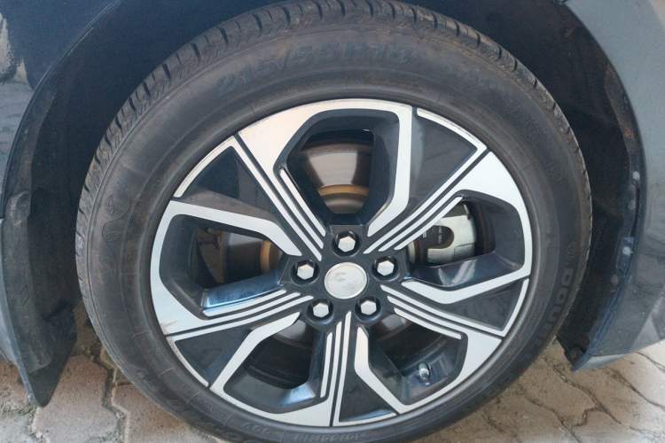 Used Hongqi E-QM5 2021 Online Booking Charging T3 Edition 4 Seats Right Front Wheel Hub