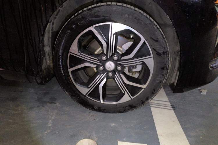 Used Hongqi E-QM5 2021 Online Booking Charging Basic Edition 5 Seats Right Front Wheel Hub