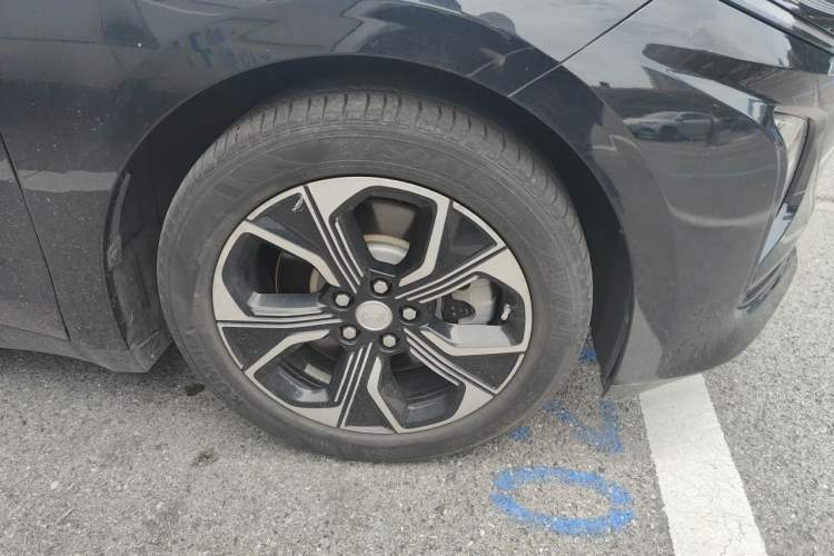 Used Hongqi E-QM5 2021 Online Booking Charging Basic Edition 5 Seats Right Front Wheel Hub