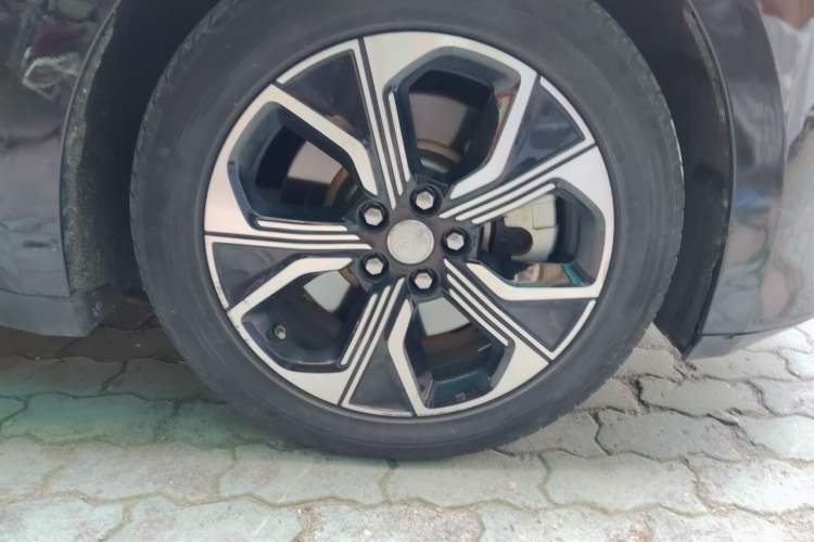 Used Hongqi E-QM5 2021 Online Booking Charging Basic Edition 4 Seats Right Front Wheel Hub