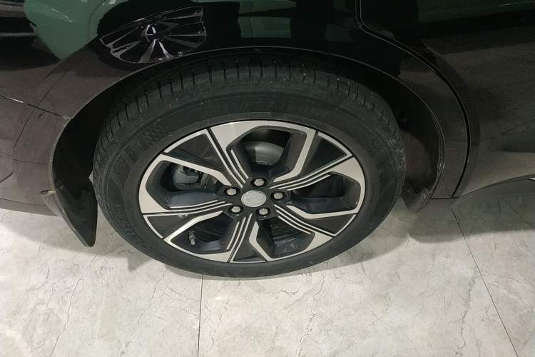 Used Hongqi E-QM5 2021 Charging Version Flagship Edition Right Rear Wheel Hub