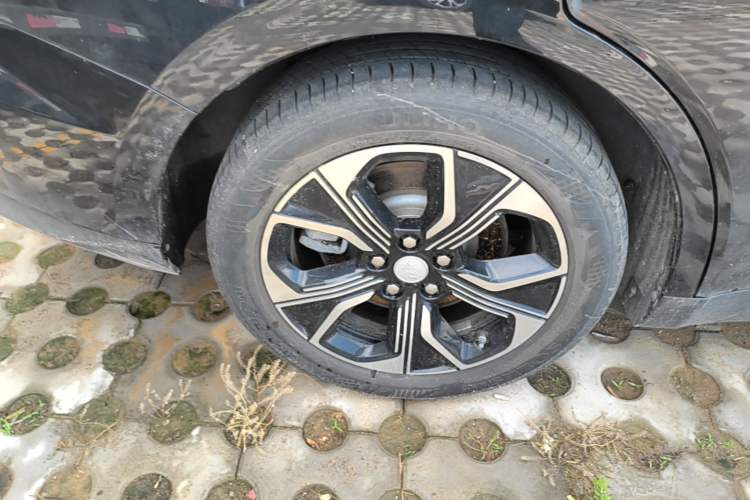 Used Hongqi E-QM5 2021 Online Booking Charging Basic Edition 5 Seats Right Rear Wheel Hub