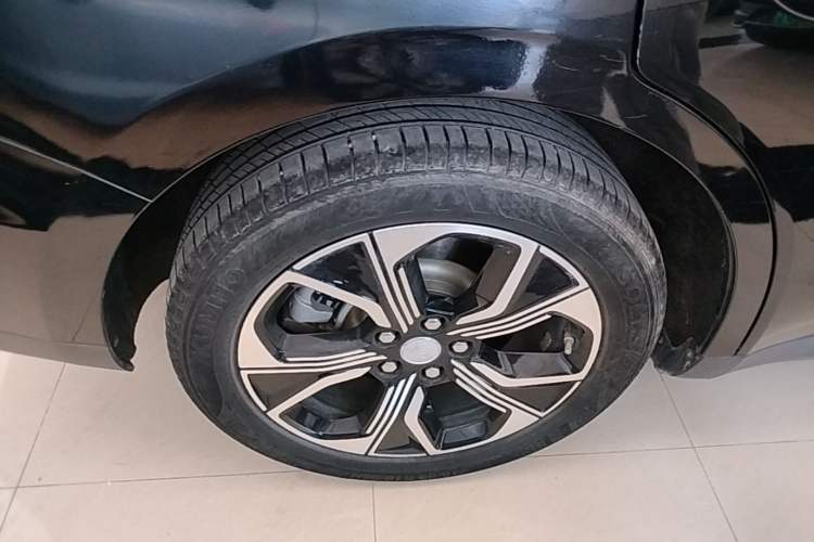 Used Hongqi E-QM5 2021 Charging Version Flagship Edition Right Rear Wheel Hub
