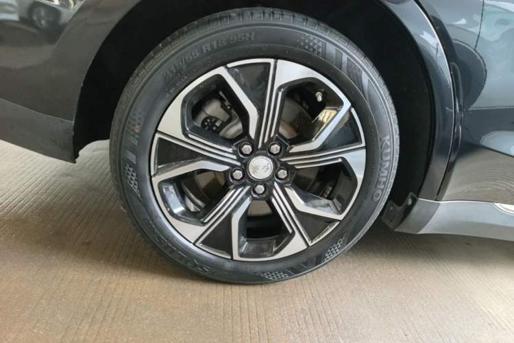 Used Hongqi E-QM5 2021 Online Booking Charging T3 Edition 4 Seats Right Rear Wheel Hub