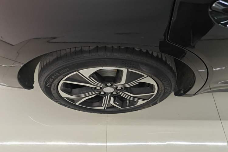 Used Hongqi E-QM5 2021 Online Booking Charging Basic Edition 5 Seats Right Rear Wheel Hub