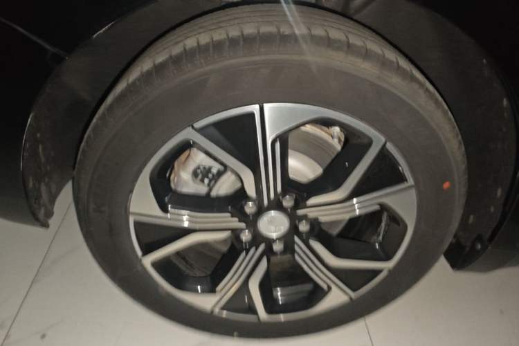 Used Hongqi E-QM5 2021 Online Booking Charging Basic Edition 5 Seats Right Rear Wheel Hub