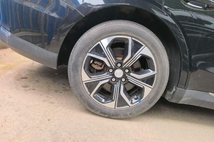 Used Hongqi E-QM5 2021 Online Booking Charging T3 Edition 4 Seats Right Rear Wheel Hub