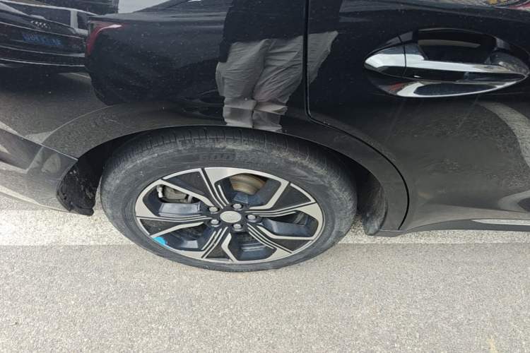 Used Hongqi E-QM5 2021 Online Booking Charging Basic Edition 5 Seats Right Rear Wheel Hub