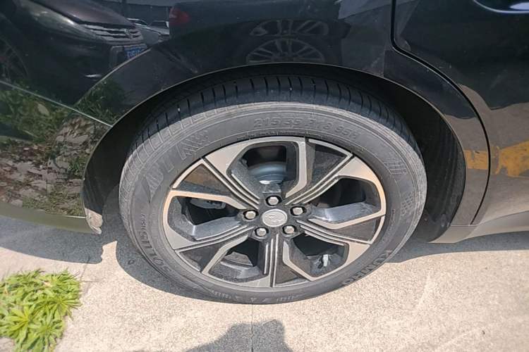 Used Hongqi E-QM5 2021 Charging T3 Version 5 Seats Right Rear Wheel Hub