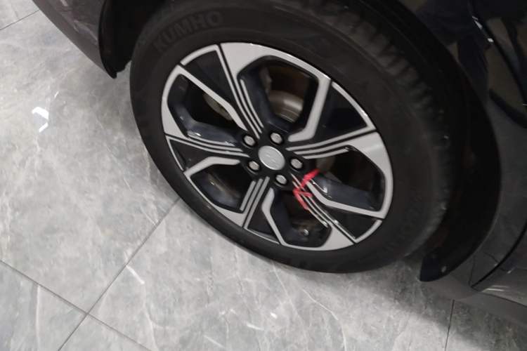 Used Hongqi E-QM5 2021 Charging Version Flagship Edition Right Rear Wheel Hub