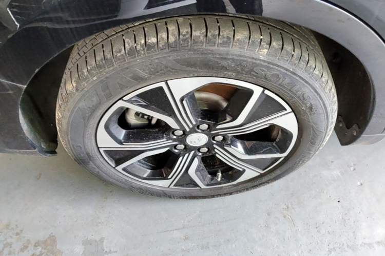 Used Hongqi E-QM5 2021 Online Booking Charging Basic Edition 5 Seats Right Rear Wheel Hub