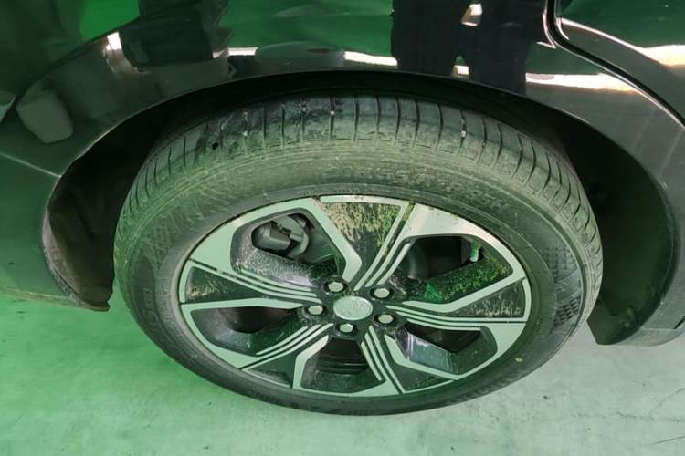 Used Hongqi E-QM5 2021 Charging Version Flagship Edition Right Rear Wheel Hub