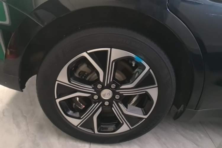 Used Hongqi E-QM5 2021 Online Booking Charging Basic Edition 4 Seats Right Rear Wheel Hub