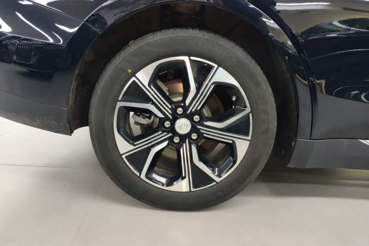 Used Hongqi E-QM5 2021 Charging Version Flagship Edition Right Rear Wheel Hub