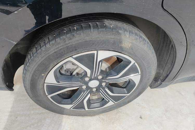 Used Hongqi E-QM5 2021 Charging Version Flagship Edition Right Rear Wheel Hub
