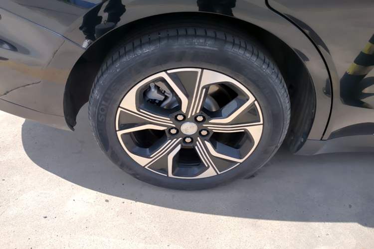 Used Hongqi E-QM5 2021 Online Booking Charging Basic Edition 5 Seats Right Rear Wheel Hub