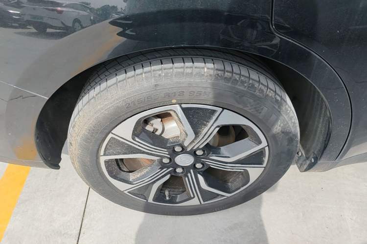 Used Hongqi E-QM5 2021 Charging Version Flagship Edition Right Rear Wheel Hub