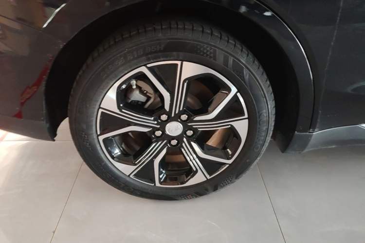 Used Hongqi E-QM5 2021 Charging T3 Version 5 Seats Right Rear Wheel Hub
