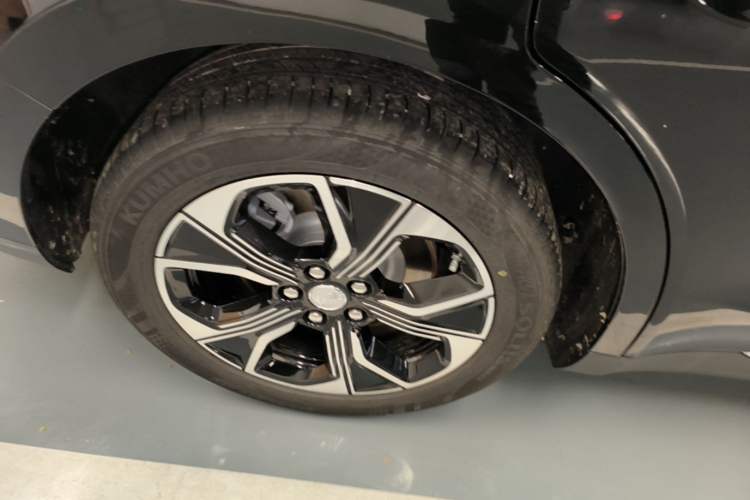 Used Hongqi E-QM5 2021 Online Booking Charging Basic Edition 5 Seats Right Rear Wheel Hub