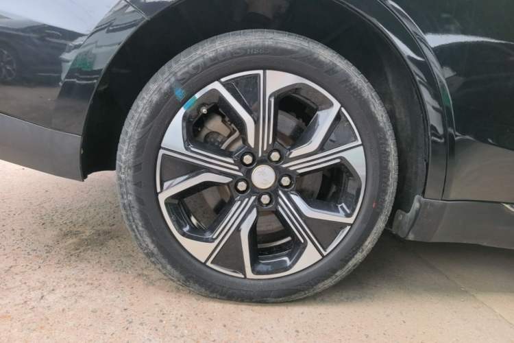 Used Hongqi E-QM5 2021 Charging T3 Version 4 Seats Right Rear Wheel Hub